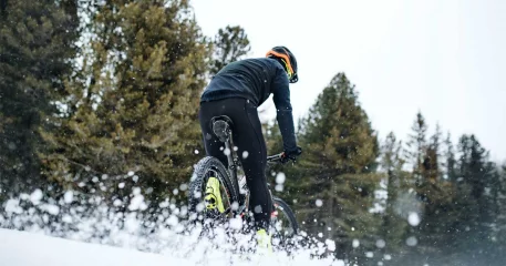 Vinkit talvipyöräilyyn – näin valmistelet pyörän ja ajajan lumisia olosuhteita varten